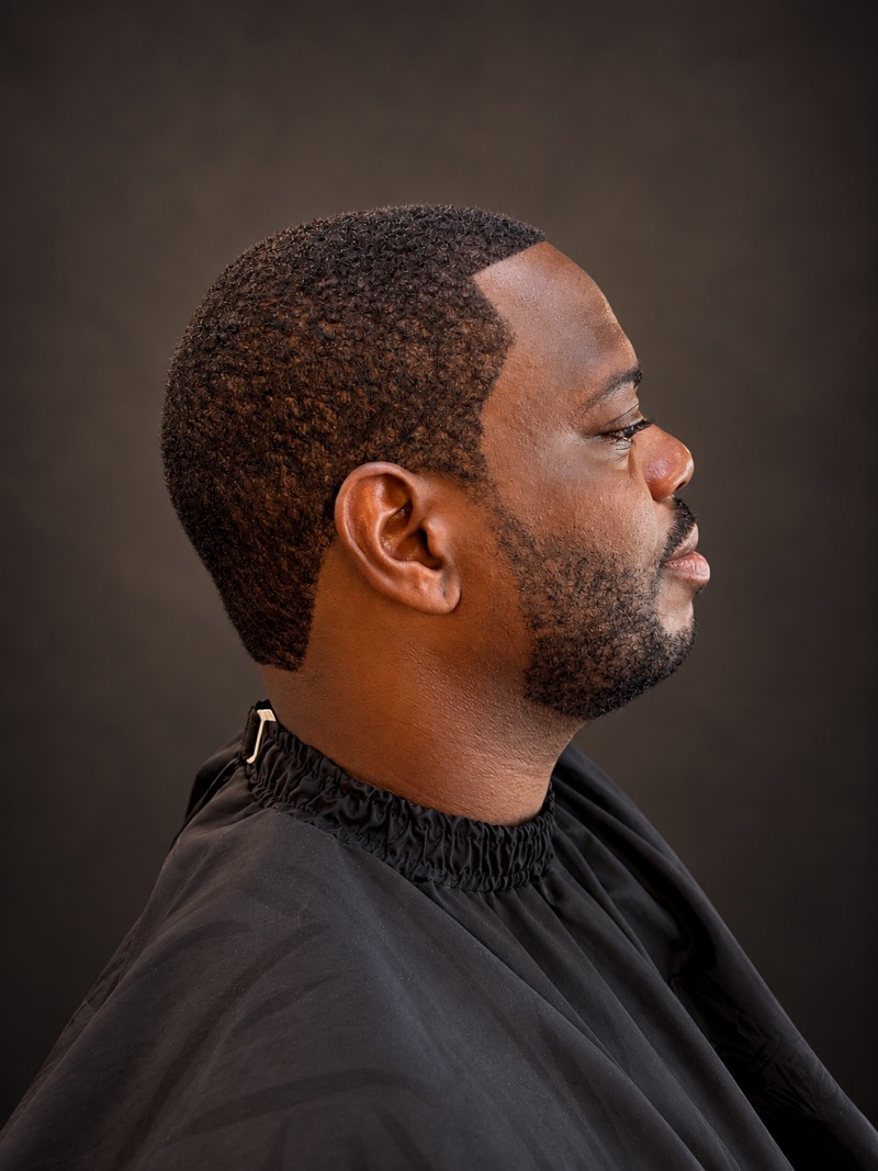 Corte corto con barba perfilada, vista de perfil