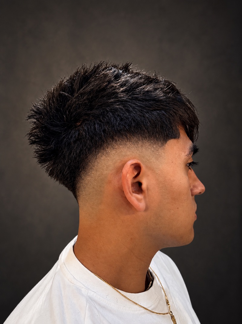 Crop texturizado con low fade, vista de perfil