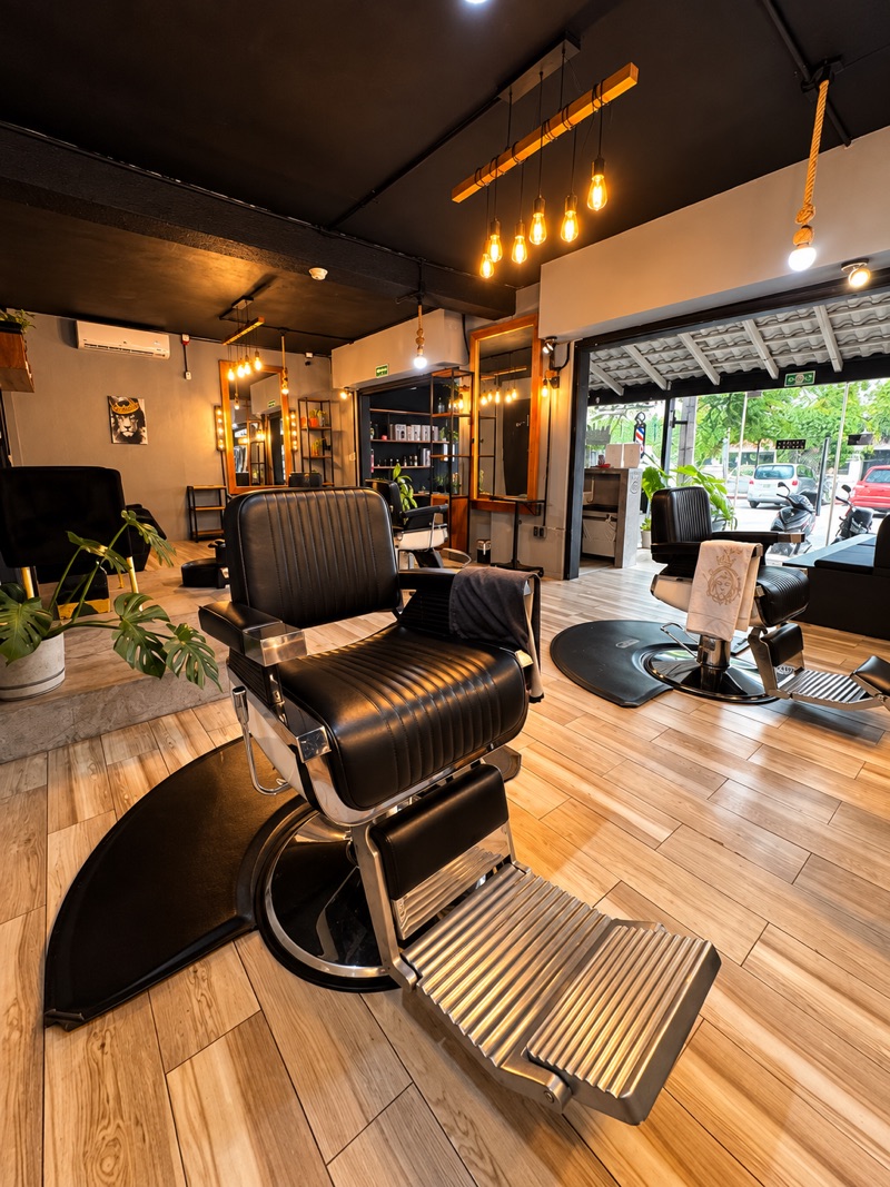Sillón de barbero de piel negra en primer plano